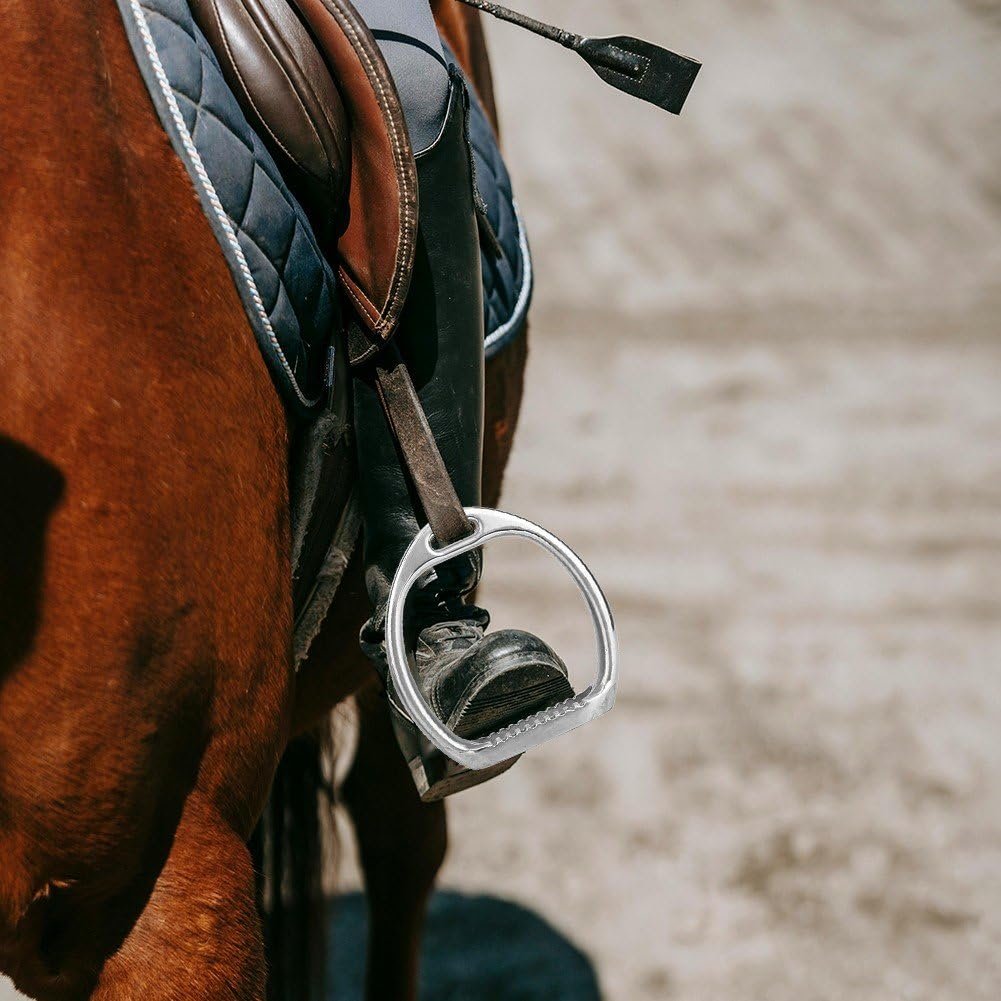 Estribo em cavalo, representando estribos e esporas